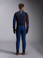 Kartingcoureur van achteren gezien in het KMX-9 V3 Graphic 5-pak in Navy Red, met een donkerblauw en zwart grafisch patroon, rode zij-accenten en het Alpinestars-logo op de bovenrug, gecombineerd met zwarte racehandschoenen en schoeisel.
