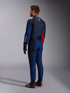 Alpinestars KMX-9 V3 Graphic 5 Suit, kartpak, Navy Rood, achteraanzicht met een marineblauwe basis, een donkere op camouflage geïnspireerde graphic op de rug en rode accenten, gedragen met zwarte racehandschoenen en zwart-rode kartingschoenen.