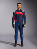 Alpinestars KMX-9 V3 Graphic 5 pak, kartpak in navy en rood, met een abstract grafisch camouflagepatroon, gedragen door een model met zwarte racehandschoenen en schoenen, atletisch ontwerp met opvallende Alpinestars-branding op de borst en benen.