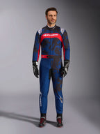 Alpinestars KMX-9 V3 Graphic 5 pak, kartpak in navy en rood, met een abstract grafisch camouflagepatroon, gedragen door een model met zwarte racehandschoenen en schoenen, atletisch ontwerp met opvallende Alpinestars-branding op de borst en benen.
