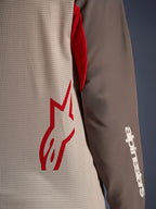 Alpinestars Maxdura Dual Jersey, Aluminum Walnut, close-up weergave van de torso van geventileerd mesh met een rood sterlogo en een bruine slijtvaste mouw met een wit Alpinestars woordmerk, technische adventure en dual-sport motorkleding