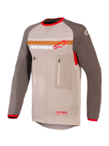 Alpinestars Maxdura Dual Jersey, adventure- en dual-sport motorjersey, Aluminum Walnut en bruin, mesh torso met slijtvaste mouwen, dubbele borstzakken met rits, oranje streep en Alpinestars-logo op de borst, rode afwerking aan de kraag en manchetten