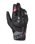 Alpinestars Belize V3 Drystar motorhandschoenen, adventure motorhandschoenen met korte manchet, zwart met rode en grijze accenten, harde knokkelbescherming met hexagonaal patroon, geperforeerde leren panelen en "ADVENTURE" branding op de pols