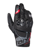 Alpinestars Belize V3 Drystar motorhandschoenen, adventure motorhandschoenen met korte manchet, zwart met rode en grijze accenten, harde knokkelbescherming met hexagonaal patroon, geperforeerde leren panelen en "ADVENTURE" branding op de pols