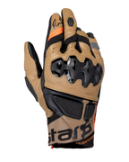 Alpinestars Belize V3 Drystar motorhandschoenen, adventure motorhandschoenen, Gobi bruin en zwart, geïnjecteerde SP-knokkelbescherming, kort manchetontwerp, geperforeerde lederen panelen, oranje accenten, Alpinestars-branding op het manchet