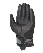 Alpinestars Corozal V3 Drystar® handschoenen, zwart, zicht op de handpalm met leren constructie en verstevigde panelen, korte manchet met Alpinestars Adventure Tech-branding, touchscreen-compatibele vingertoppen, duurzame all-weather adventure motoruitrusting