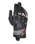 Alpinestars Corozal V3 Drystar® handschoenen, adventure motorhandschoenen, zwart met donkergrijze en fluorescerend rode accenten, bovenaanzicht met leer beklede SP-knokkelbescherming, textiel en leren chassis en kort manchetontwerp, waterdichte adventure-rijuitrusting