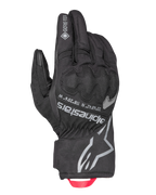 Alpinestars Crestone GORE-TEX geïsoleerde handschoenen, zwarte motor toerhandschoenen, waterdichte en ademende textielen handrug, geïntegreerde knokkelbescherming, zilveren Alpinestars-logo en coördinaten, rode treklus