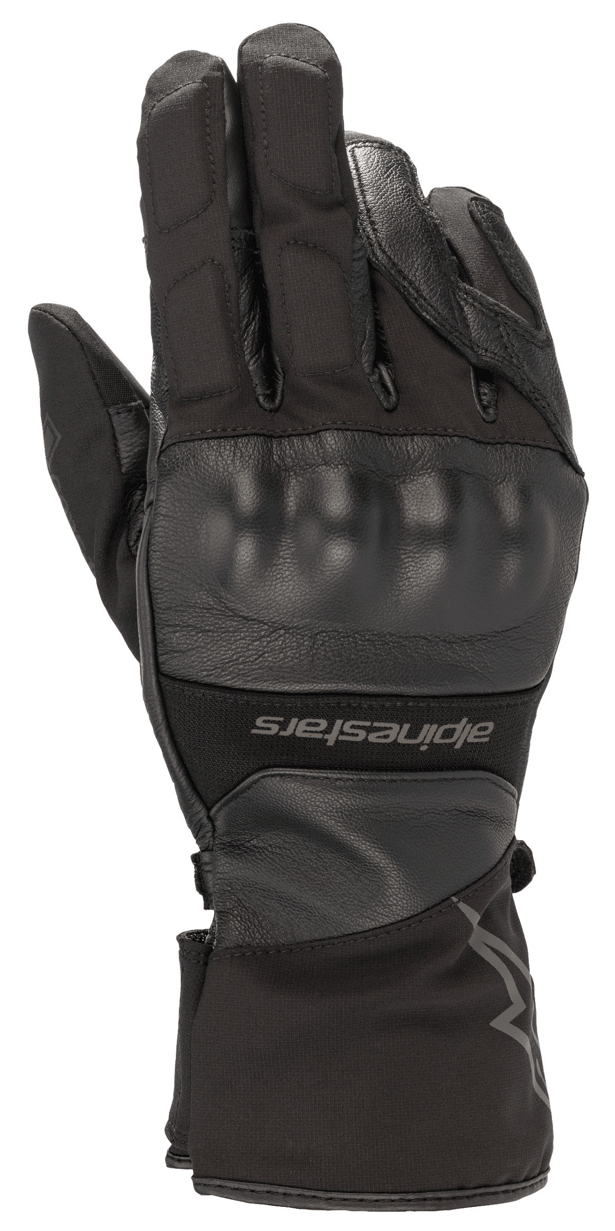 Alpinestars Range 2 In One GORE-TEX handschoen met Goregrip Tech, zwarte motorhandschoen, zicht op de rug van de hand met een gevormde knokkelbeschermer, constructie van leer en textiel, lange manchet met Alpinestars-branding, waterdichte adventure touring gear