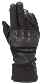 Alpinestars Range 2 In One GORE-TEX handschoen met Goregrip Tech, zwarte motorhandschoen, zicht op de rug van de hand met een gevormde knokkelbeschermer, constructie van leer en textiel, lange manchet met Alpinestars-branding, waterdichte adventure touring gear