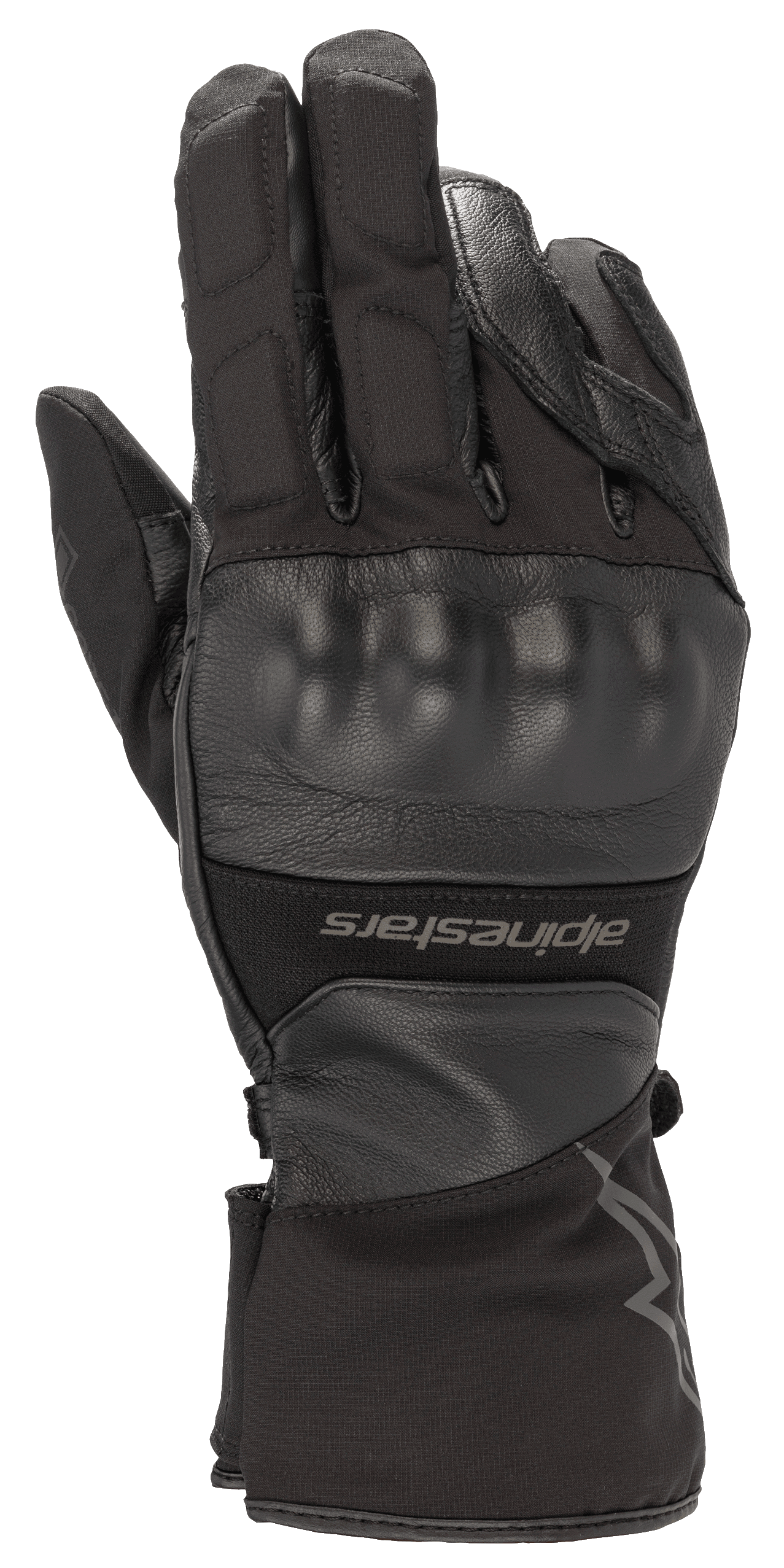 Alpinestars Range 2 In One GORE-TEX handschoen met Goregrip Tech, zwarte motorhandschoen, zicht op de rug van de hand met een gevormde knokkelbeschermer, constructie van leer en textiel, lange manchet met Alpinestars-branding, waterdichte adventure touring gear