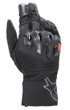 Alpinestars Bogota Drystar XF handschoenen, lange motor touring handschoenen, zwart met een rood logo-accent, voorzien van over-geïnjecteerde knokkelbescherming, geribbelde stretchpanelen op de pols en een lange manchet met een grijs sterlogo.