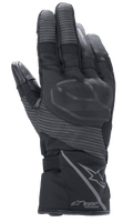 Alpinestars Stella Andes V3 Drystar dames motorhandschoenen, zwart antraciet, aanzicht van de handrug met geïntegreerde knokkelbescherming, reflecterende ripstop-panelen, Alpinestars-logo en Drystar Performance-branding op de manchet, adventure touring motoruitrusting