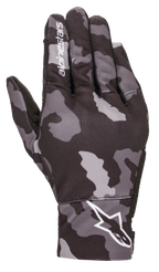 Alpinestars Youth Reef handschoenen, stedelijke motorhandschoenen, Black Gray Camo, bovenaanzicht met grijs camouflagepatroon, witte Alpinestars-branding op de pols en wijsvinger, lichtgewicht stretch textielconstructie
