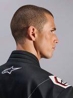 Alpinestars Kart Indoor V2-pak, zwart, close-up van de ergonomische kraag en het op Formule 1 geïnspireerde schouderontwerp, met wit Alpinestars-logo en op racen geïnspireerde details op duurzame keperstof