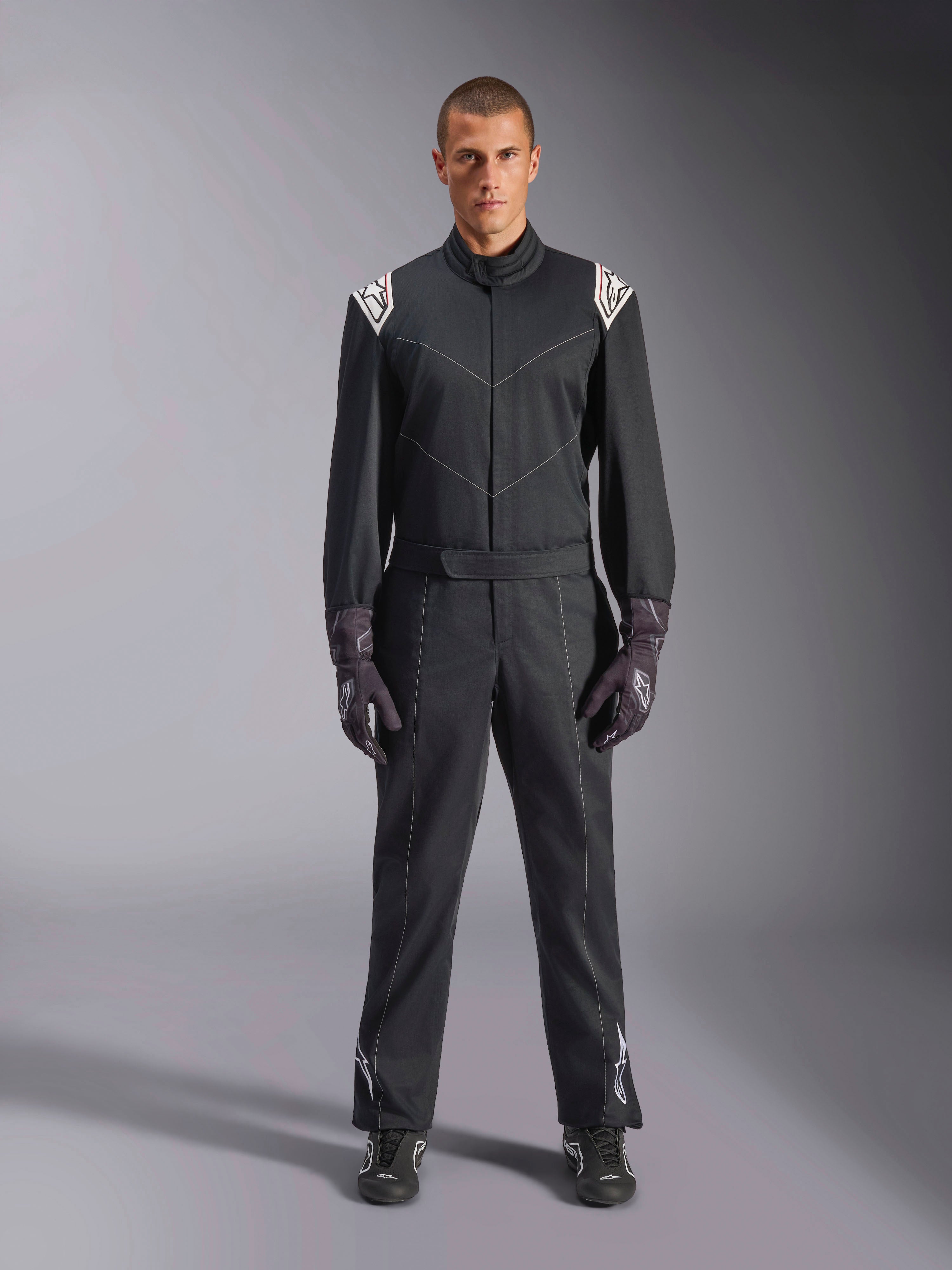 Alpinestars Kart Indoor V2-pak, eendelig kartpak, zwart, voorzien van witte Astars-logo's op de schouders en onderbenen, verstelbare tailleband en ergonomische kraag, ontworpen voor recreatief indoor karten