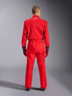 Alpinestars Kart Indoor V2 Suit, rood kartingpak, achteraanzicht met elastische tailleband en wit sterlogo in de nek, gedragen met zwarte en rode racehandschoenen, ontworpen voor indoor en recreatief karten