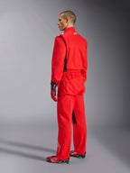 Alpinestars Kart Indoor V2 Suit, rood kartpak, driekwart achteraanzicht op een model, gedragen met bijpassende rode handschoenen en raceschoenen, enkellaagse poly-katoen keperconstructie, professionele motorsportuitrusting voor indoor karten