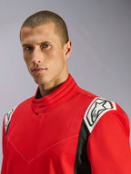 Alpinestars Kart Indoor V2 Pak in het rood, close-up portret van een mannelijk model dat het pak draagt, met focus op de ergonomische kraag en de wit-zwarte schouderaccenten met het Alpinestars-logo.