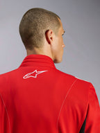 Alpinestars Kart Indoor V2 Suit, rood, close-up van de bovenrug en de nek met een wit geborduurd logo en contraststiksels, ergonomisch kraagontwerp voor karten