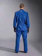 Alpinestars Kart Indoor V2 Suit, blauw, achteraanzicht, eendelig kartpak met een wit logo op de bovenrug, elastische taille en zwarte accenten, gedragen met zwarte racehandschoenen