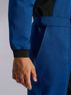 Alpinestars Kart Indoor V2-pak, blauw kartingpak, close-up detail van de verstelbare tailleband en gebreide polsboord, duurzame poly-katoen keperstof met zwarte accenten en functionele zak