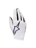 Alpinestars Sim Gloves Graphic 1, SIM-racehandschoenen, Silver Ice met zwarte en rode accenten, voorzien van een opvallend zwart sterlogo op de handrug, geperforeerde vingerpanelen voor ventilatie en een lichtgewicht textielontwerp voor precisie tijdens het gamen.