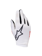 Alpinestars Sim Gloves Graphic 1, SIM-racehandschoenen, Silver Ice met zwarte en rode accenten, voorzien van een opvallend zwart sterlogo op de handrug, geperforeerde vingerpanelen voor ventilatie en een lichtgewicht textielontwerp voor precisie tijdens het gamen.