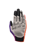 Alpinestars Sim Gloves Graphic 2, sim-racehandschoenen, oranje, neonpaars en wit, handpalmweergave met grijze stof en zwarte 3D-geprinte gripstippen, touchscreen-compatibele vingertoppen en korte manchet voor precisie bij virtueel racen