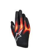 Alpinestars Sim Gloves Graphic 3, sim-racehandschoenen, zwart met felrode en warm gele vlammenprint, wit ster-logo, geperforeerde vingers voor ventilatie, lichtgewicht en flexibele constructie voor virtueel racen