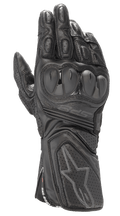 Alpinestars SP-8 V3 handschoenen, zwarte lederen motorracehandschoenen, volledig zwart, voorzien van dual-density knokkelbescherming, geperforeerde lederen panelen en een stevige manchet met een reliëf sterlogo en SP-8 branding.
