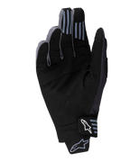 Alpinestars 2025 Techstar handschoenen, motorcross handschoenen, zwart, handpalmzicht met synthetisch suède materiaal en geperforeerde details, siliconen grip op de vingertoppen en wit Alpinestars-logo op de polssluiting.
