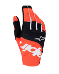 Alpinestars 2025 Techstar handschoenen, motorcross handschoenen, zwart en feloranje, voorzien van witte Alpinestars-branding op de handrug, wit sterlogo op het zwarte knokkelpaneel, hoogwaardige textieluitrusting voor off-road racen