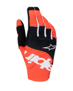 Alpinestars 2025 Techstar handschoenen, motorcross handschoenen, zwart en feloranje, voorzien van witte Alpinestars-branding op de handrug, wit sterlogo op het zwarte knokkelpaneel, hoogwaardige textieluitrusting voor off-road racen