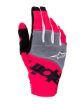 Alpinestars 2025 Techstar handschoenen, motorcross handschoenen, fluo roze, grijs en zwart, voorzien van grijze knokkelpanelen met wit logo, opvallende zwarte branding op neonroze stretchstof, lichtgewicht ontwerp met witte accenten voor off-road prestaties