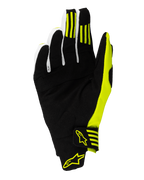 Alpinestars 2025 Techstar handschoenen, motorcross handschoenen, zwart en fluogeel, handpalmweergave met versterkt synthetisch suède, siliconen gripstrepen op de eerste en tweede vinger, en een stevige polssluiting met gele logo's.