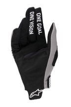Alpinestars 2025 Radar Pro handschoenen, motorcross handschoenen, zwart met grijze accenten, zicht op de handpalm met 'ONE GOAL ONE VISION' op de vingers gedrukt, synthetisch suède materiaal, minimalistisch ontwerp voor off-road prestaties