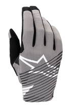 Alpinestars 2025 Radar Pro handschoenen, motorcross handschoenen, grijs met zwarte en witte accenten, voorzien van een ademende 4-way stretch mesh handrug, wit sterlogo, zwart diagonaal gestreept ontwerp, minimalistische performance racing-stijl