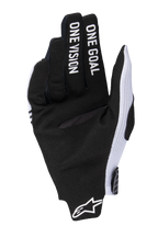 Alpinestars 2025 Radar Pro handschoenen, motorcross handschoenen, wit en zwart, palmaanzicht met zwart synthetisch suède, 'ONE GOAL ONE VISION' tekst op de vingers, witte mesh zijpanelen en Alpinestars-logo op de pols.