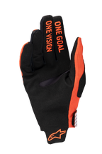 Alpinestars 2025 Radar Pro handschoenen, motorcross handschoenen, feloranje en zwart, zicht op de handpalm met 'ONE GOAL ONE VISION' tekst op de vingers en oranje logo bij de pols, synthetisch suède en ademende mesh constructie voor off-road prestaties