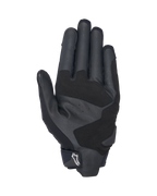 Alpinestars SP X 3 Handschoenen, zwart-witte motorhandschoenen, handpalmzijde met geperforeerd leer voor ventilatie, synthetisch leren overlays voor verbeterde grip en duurzaamheid, versterkte impactzones en een kort manchetontwerp met wit Alpinestars-logo op de treklip.