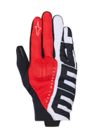Alpinestars MM93 Reef V2 motorhandschoenen, zwart, felrood en wit, voorzien van Marc Marquez-branding en grote MM93-graphics, textielconstructie met geïntegreerde knokkelbescherming, urban rijuitrusting met korte manchet