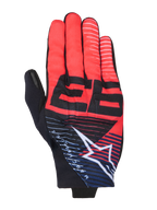 Alpinestars MM93 Reef V2 handschoenen, motorhandschoenen, rood en zwart met marineblauwe accenten, met een prominente zwarte 93-graphic, wit Alpinestars-sterlogo met strepen, en een eigentijds sportief ontwerp met ademende stretchstof.