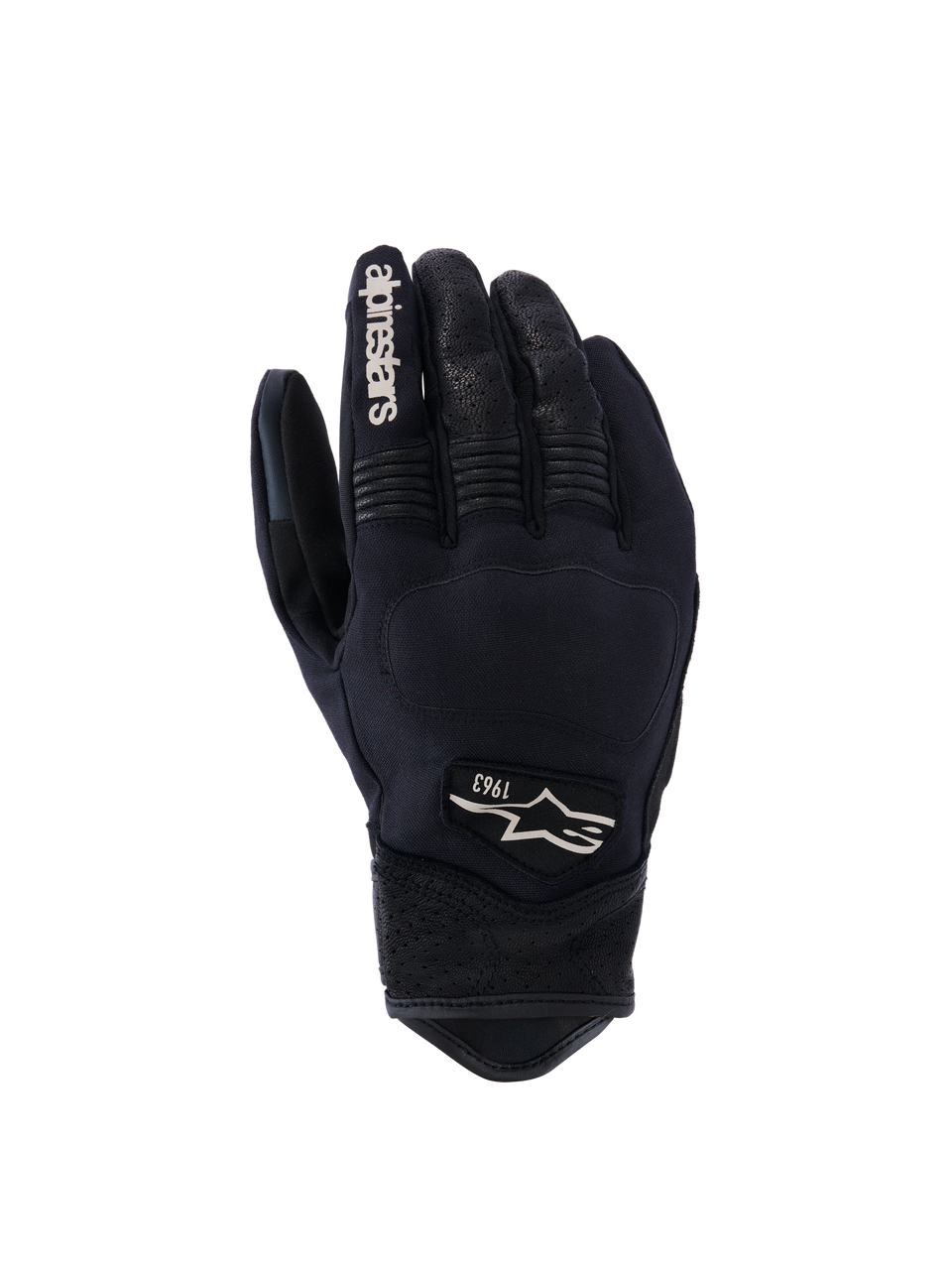 Alpinestars Tracker handschoenen, motorhandschoenen, zwart, achteraanzicht met stretch textielconstructie, geperforeerde leren details op de vingers en pols, witte branding op de wijsvinger, Alpinestars-logo met 1963 op de rug, gewatteerde knokkelzone, kort manchet urban ontwerp