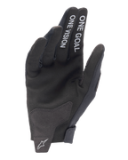 Alpinestars 2025 Radar handschoenen, motorcross handschoenen, zwart, binnenzijde van de hand met witte tekst 'ONE GOAL' en 'ONE VISION' op de vingers, synthetische suède handpalm, wit sterlogo op de naadloze polssluiting, minimalistisch off-road ontwerp