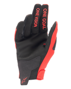 Alpinestars 2025 Radar handschoenen, motorcross handschoenen, Mars rood en zwart, zicht op de handpalmzijde met synthetisch suède, rode 'ONE GOAL' en 'ONE VISION' belettering op de vingers, rood logo op de pols, prestatiegerichte off-road uitrusting