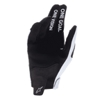 Alpinestars 2025 Radar handschoenen, motorcross handschoenen, Haze Gray en zwart, handpalmweergave met synthetisch suède materiaal, 'ONE GOAL ONE VISION' tekst op wijs- en middelvinger, wit logo op de treklus, duurzaam off-road race-ontwerp
