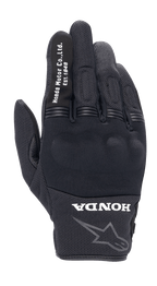 Alpinestars Honda Copper handschoen, zwarte urban motorhandschoen, gestructureerde mesh constructie, witte 'Honda Motor Co. Ltd. Est. 1948' tekst op de wijsvinger, 'HONDA' logo en Alpinestars ster-omtrek op de pols, harde knokkelbescherming, lichtgewicht uitrusting voor rijden op de weg