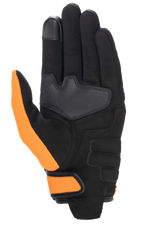 Honda Copper motorhandschoen, zwart met oranje accenten, zicht op de handpalm met synthetisch suède, oranje mesh duim en polsband, en touchscreen-compatibele wijsvingertop.