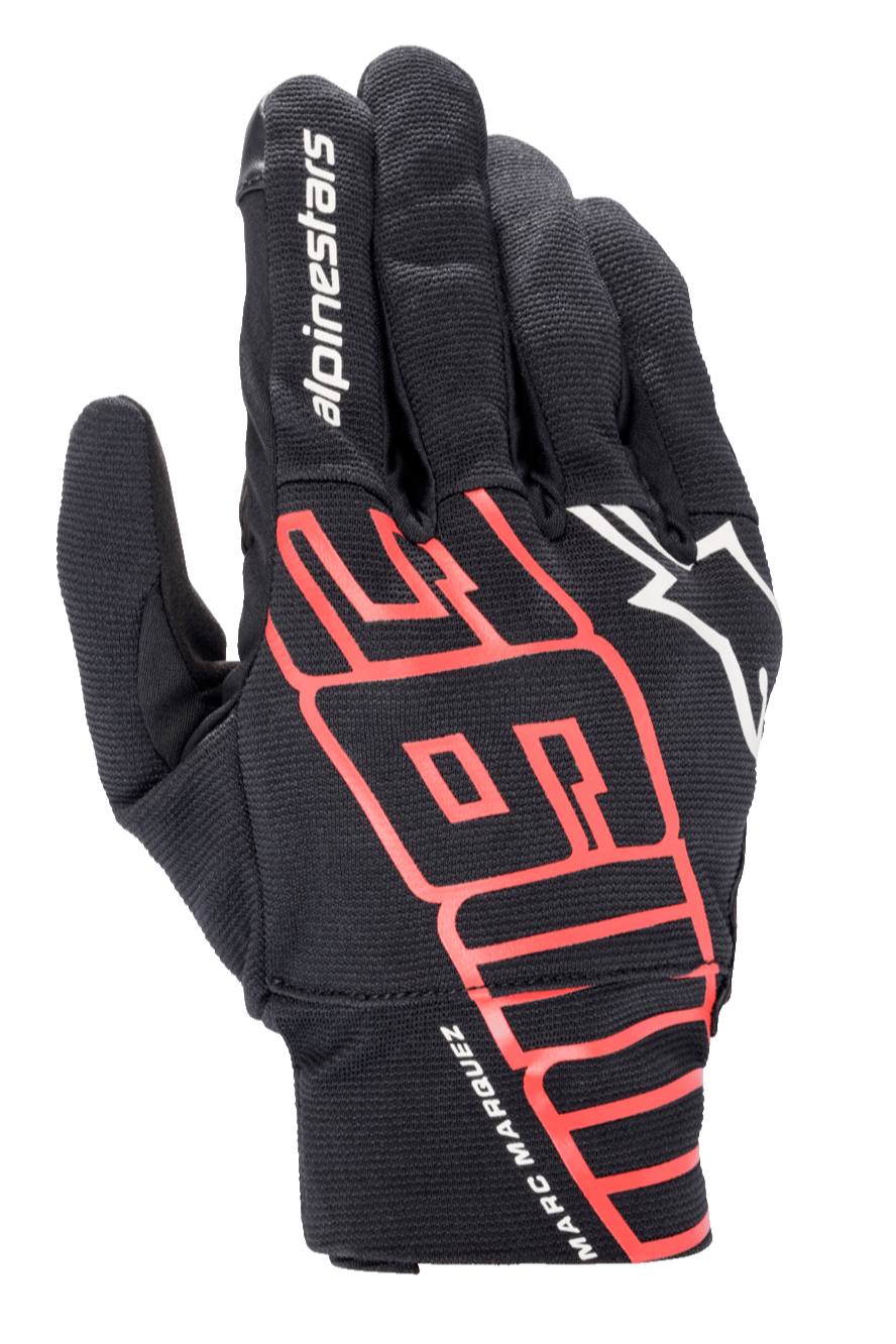 Alpinestars Aragon handschoen, urban motorhandschoen, zwart met felrood, met grote gestileerde MM93-graphics en Marc Marquez-handtekening op de pols, wit Alpinestars-logo, stretch textielconstructie voor lichtgewicht ademend vermogen.
